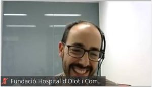 Il·lustració 5: Moderador del col•loqui i representant de la Fundació Hospital d’Olot i Comarcal de la Garrotxa durant el torn de preguntes